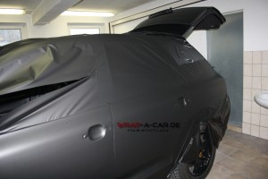 Vollverklebung in matt schwarz bei einem Porsche Cayenne